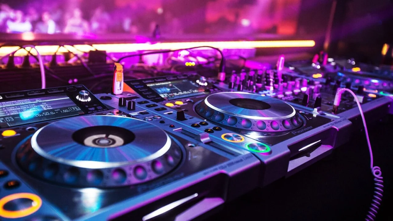 Nightlife in Dubai: The Best Spots for Live DJ Sets and Electronic Music