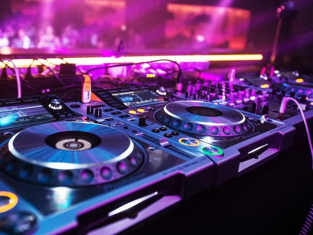 Nightlife in Dubai: The Best Spots for Live DJ Sets and Electronic Music